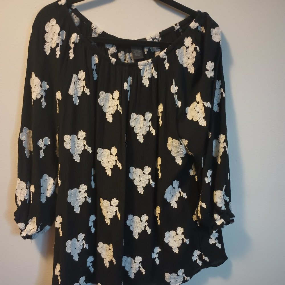 Fresh Floral Black Grace Elements Top With Spandax Necklace